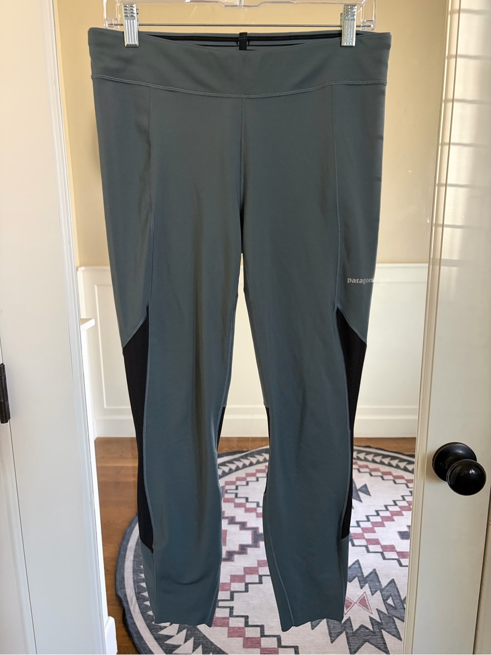 Patagonia Gray Athletic Leggings with Black Mesh Panels